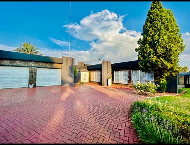 5 BEDROOM HOUSE FOR SALE IN VANDERBIJLPARK SE 3